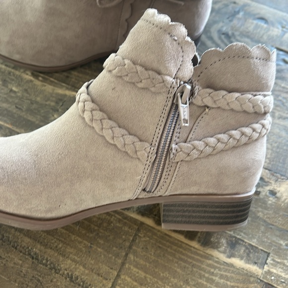 Girls Sonoma Heel Ankle Boots, tan with accent ribbon detail. size 4 - Picture 4 of 7